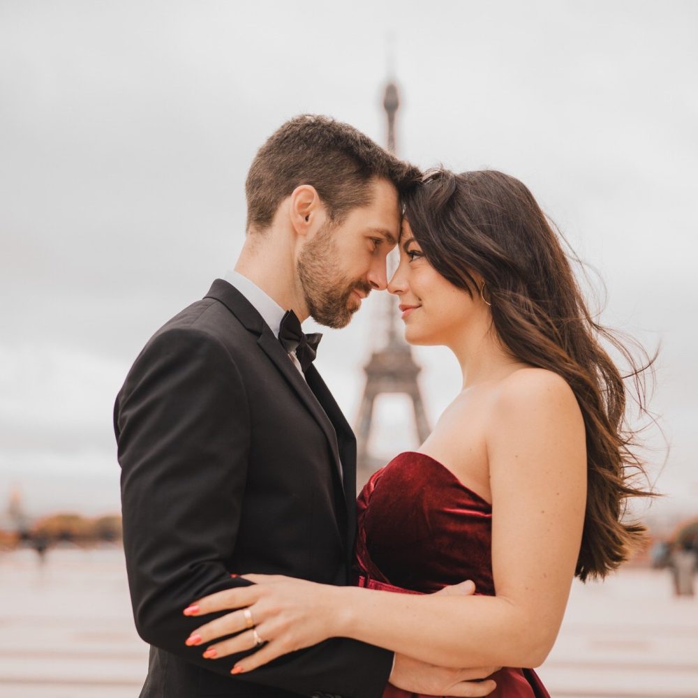 Koppel deelt een intiem moment voor de Eiffeltoren in Parijs, voorovergebogen met de voorhoofden tegen elkaar aan. door Lavender Photography. bruiloft fotograaf. trouwfotograaf. fotograaf bruiloft. fotograaf buiten bruiloft. huwelijksfotograaf. wedding fotograaf. loveshoot fotograaf